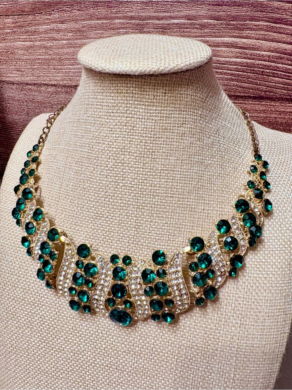 Elegant Gold-Tone Necklace with Emerald Green Crystals